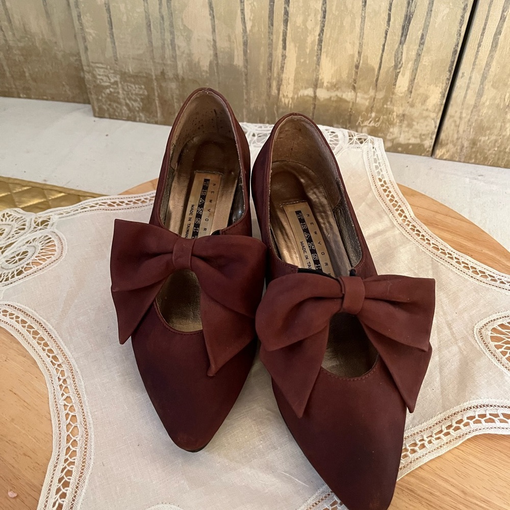 Vintage -style Maroon suede kitten heel with bow detail